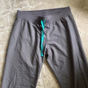 FIGS Women's Graphite Livingston™ - Basic Scrub Pants - M / Graphite